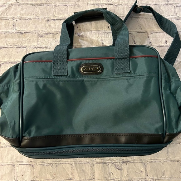 VINTAGE JAQUAR GREEN AND BLACK CARRY ON BAG HAS WHEELS AND VERY SPACIOUS - Picture 2 of 11